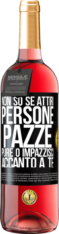 29,95 € Spedizione Gratuita | Vino rosato Edizione ROSÉ Non so se attiri persone pazze pure o impazzisci accanto a te Etichetta Nera. Etichetta personalizzabile Vino giovane Raccogliere 2024 Tempranillo