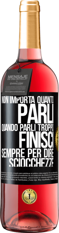 29,95 € Spedizione Gratuita | Vino rosato Edizione ROSÉ Non importa quanto parli, quando parli troppo, finisci sempre per dire sciocchezze Etichetta Nera. Etichetta personalizzabile Vino giovane Raccogliere 2024 Tempranillo