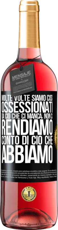 29,95 € Spedizione Gratuita | Vino rosato Edizione ROSÉ Molte volte siamo così ossessionati da ciò che ci manca, non ci rendiamo conto di ciò che abbiamo Etichetta Nera. Etichetta personalizzabile Vino giovane Raccogliere 2024 Tempranillo