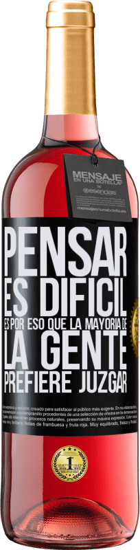 29,95 € Envío gratis | Vino Rosado Edición ROSÉ Pensar es difícil. Es por eso que la mayoría de la gente prefiere juzgar Etiqueta Negra. Etiqueta personalizable Vino joven Cosecha 2024 Tempranillo