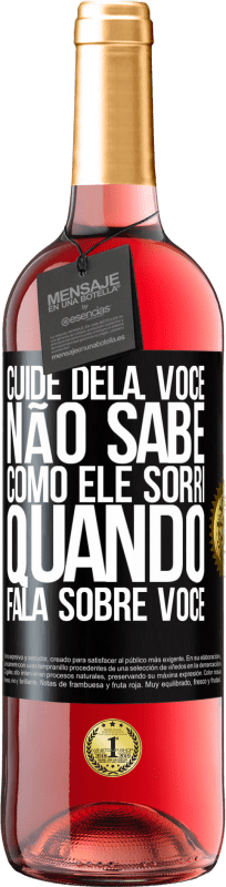 29,95 € Envio grátis | Vinho rosé Edição ROSÉ Cuide dela. Você não sabe como ele sorri quando fala sobre você Etiqueta Preta. Etiqueta personalizável Vinho jovem Colheita 2024 Tempranillo