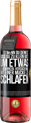 29,95 € Kostenloser Versand | Roséwein ROSÉ Ausgabe Wenn du denkst, dass du zu klein bist, um etwas zu bewirken, versuch mal, mit einer Mücke zu schlafen Schwarzes Etikett. Anpassbares Etikett Junger Wein Ernte 2023 Tempranillo