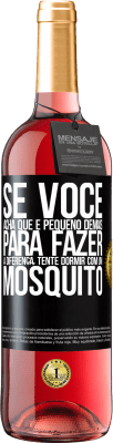 29,95 € Envio grátis | Vinho rosé Edição ROSÉ Se você acha que é pequeno demais para fazer a diferença, tente dormir com um mosquito Etiqueta Preta. Etiqueta personalizável Vinho jovem Colheita 2023 Tempranillo