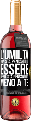 29,95 € Spedizione Gratuita | Vino rosato Edizione ROSÉ L'umiltà non sta pensando di essere meno, sta pensando di meno a te Etichetta Nera. Etichetta personalizzabile Vino giovane Raccogliere 2023 Tempranillo