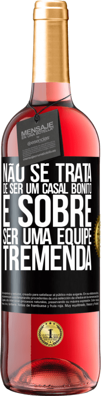 29,95 € Envio grátis | Vinho rosé Edição ROSÉ Não se trata de ser um casal bonito. É sobre ser uma equipe tremenda Etiqueta Preta. Etiqueta personalizável Vinho jovem Colheita 2024 Tempranillo