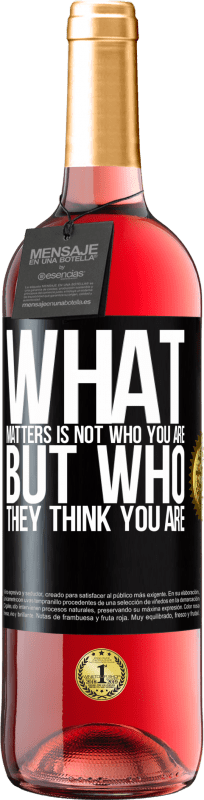 29,95 € Free Shipping | Rosé Wine ROSÉ Edition What matters is not who you are, but who they think you are Black Label. Customizable label Young wine Harvest 2023 Tempranillo