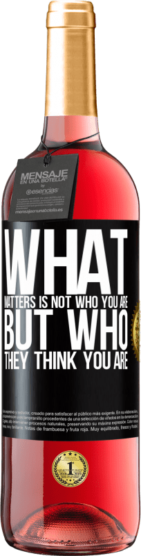 29,95 € Free Shipping | Rosé Wine ROSÉ Edition What matters is not who you are, but who they think you are Black Label. Customizable label Young wine Harvest 2024 Tempranillo