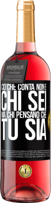 29,95 € Spedizione Gratuita | Vino rosato Edizione ROSÉ Ciò che conta non è chi sei, ma chi pensano che tu sia Etichetta Nera. Etichetta personalizzabile Vino giovane Raccogliere 2023 Tempranillo