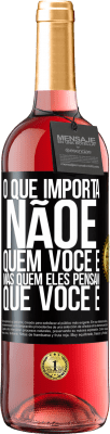 29,95 € Envio grátis | Vinho rosé Edição ROSÉ O que importa não é quem você é, mas quem eles pensam que você é Etiqueta Preta. Etiqueta personalizável Vinho jovem Colheita 2023 Tempranillo