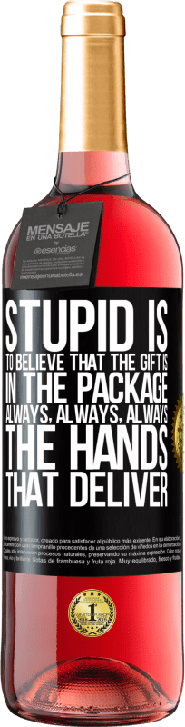 29,95 € Free Shipping | Rosé Wine ROSÉ Edition Stupid is to believe that the gift is in the package. Always, always, always the hands that deliver Black Label. Customizable label Young wine Harvest 2024 Tempranillo