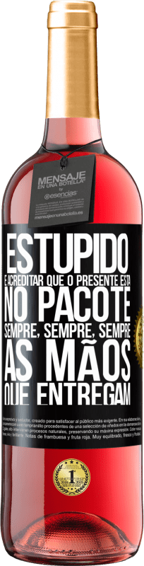 29,95 € Envio grátis | Vinho rosé Edição ROSÉ Estúpido é acreditar que o presente está no pacote. Sempre, sempre, sempre as mãos que entregam Etiqueta Preta. Etiqueta personalizável Vinho jovem Colheita 2024 Tempranillo