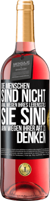 29,95 € Kostenloser Versand | Roséwein ROSÉ Ausgabe Die Menschen sind nicht arm, wegen ihres Lebensstils, sie sind arm, wegen ihrer Art zu denken Schwarzes Etikett. Anpassbares Etikett Junger Wein Ernte 2023 Tempranillo