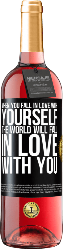 29,95 € Бесплатная доставка | Розовое вино Издание ROSÉ Когда вы влюбитесь в себя, мир влюбится в вас Черная метка. Настраиваемая этикетка Молодое вино Урожай 2023 Tempranillo