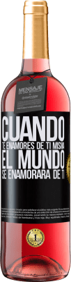 29,95 € Envío gratis | Vino Rosado Edición ROSÉ Cuando te enamores de ti misma, el mundo se enamorará de ti Etiqueta Negra. Etiqueta personalizable Vino joven Cosecha 2025 Tempranillo