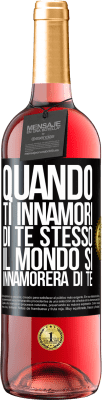 29,95 € Spedizione Gratuita | Vino rosato Edizione ROSÉ Quando ti innamori di te stesso, il mondo si innamorerà di te Etichetta Nera. Etichetta personalizzabile Vino giovane Raccogliere 2025 Tempranillo