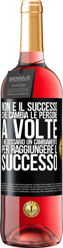 29,95 € Spedizione Gratuita | Vino rosato Edizione ROSÉ Non è il successo che cambia le persone. A volte è necessario un cambiamento per raggiungere il successo Etichetta Nera. Etichetta personalizzabile Vino giovane Raccogliere 2024 Tempranillo