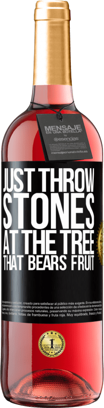 29,95 € 免费送货 | 桃红葡萄酒 ROSÉ版 只是在结出果实的树上扔石头 黑标. 可自定义的标签 青年酒 收成 2023 Tempranillo