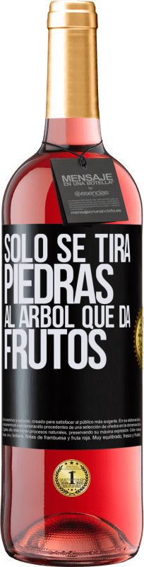 29,95 € Envío gratis | Vino Rosado Edición ROSÉ Sólo se tira piedras al árbol que da frutos Etiqueta Negra. Etiqueta personalizable Vino joven Cosecha 2024 Tempranillo