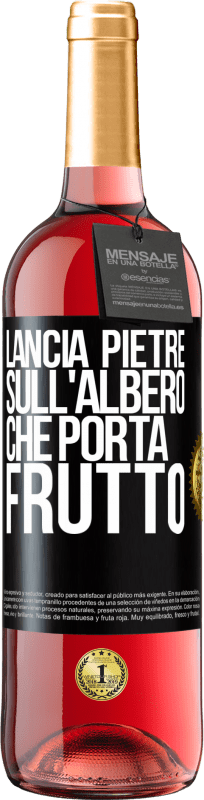 29,95 € Spedizione Gratuita | Vino rosato Edizione ROSÉ Lancia pietre sull'albero che porta frutto Etichetta Nera. Etichetta personalizzabile Vino giovane Raccogliere 2024 Tempranillo