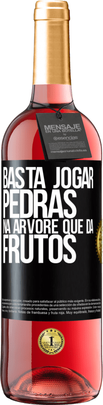 29,95 € Envio grátis | Vinho rosé Edição ROSÉ Basta jogar pedras na árvore que dá frutos Etiqueta Preta. Etiqueta personalizável Vinho jovem Colheita 2024 Tempranillo