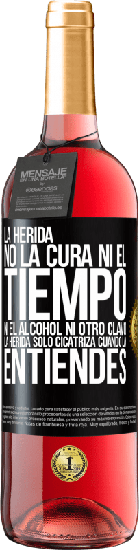 29,95 € Envío gratis | Vino Rosado Edición ROSÉ La herida no la cura ni el tiempo, ni el alcohol, ni otro clavo. La herida sólo cicatriza cuando la entiendes Etiqueta Negra. Etiqueta personalizable Vino joven Cosecha 2024 Tempranillo