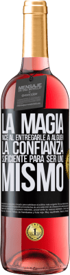 29,95 € Envío gratis | Vino Rosado Edición ROSÉ La magia nace al entregarle a alguien la confianza suficiente para ser uno mismo Etiqueta Negra. Etiqueta personalizable Vino joven Cosecha 2024 Tempranillo