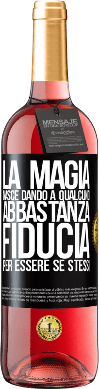 29,95 € Spedizione Gratuita | Vino rosato Edizione ROSÉ La magia nasce dando a qualcuno abbastanza fiducia per essere se stessi Etichetta Nera. Etichetta personalizzabile Vino giovane Raccogliere 2024 Tempranillo