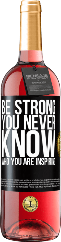 29,95 € 送料無料 | ロゼワイン ROSÉエディション Be strong. You never know who you are inspiring ブラックラベル. カスタマイズ可能なラベル 若いワイン 収穫 2024 Tempranillo