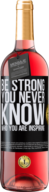 29,95 € Envío gratis | Vino Rosado Edición ROSÉ Be strong. You never know who you are inspiring Etiqueta Negra. Etiqueta personalizable Vino joven Cosecha 2024 Tempranillo