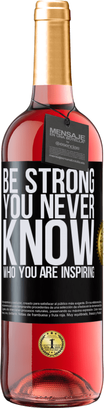 29,95 € Kostenloser Versand | Roséwein ROSÉ Ausgabe Be strong. You never know who you are inspiring Schwarzes Etikett. Anpassbares Etikett Junger Wein Ernte 2024 Tempranillo