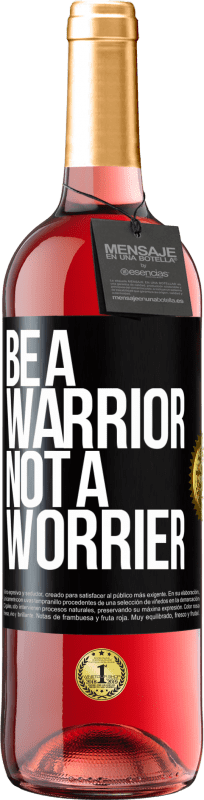 29,95 € Spedizione Gratuita | Vino rosato Edizione ROSÉ Be a warrior, not a worrier Etichetta Nera. Etichetta personalizzabile Vino giovane Raccogliere 2023 Tempranillo