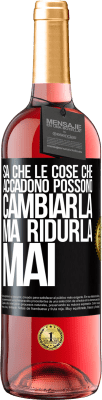 29,95 € Spedizione Gratuita | Vino rosato Edizione ROSÉ Sa che le cose che accadono possono cambiarla, ma ridurla, mai Etichetta Nera. Etichetta personalizzabile Vino giovane Raccogliere 2024 Tempranillo