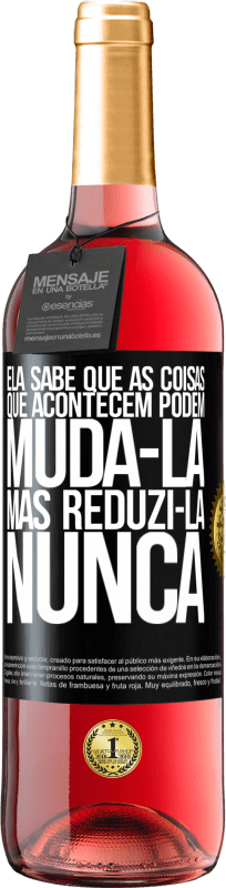 29,95 € Envio grátis | Vinho rosé Edição ROSÉ Ela sabe que as coisas que acontecem podem mudá-la, mas reduzi-la, nunca Etiqueta Preta. Etiqueta personalizável Vinho jovem Colheita 2024 Tempranillo