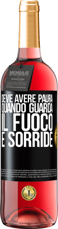 29,95 € Spedizione Gratuita | Vino rosato Edizione ROSÉ Deve avere paura quando guarda il fuoco e sorride Etichetta Nera. Etichetta personalizzabile Vino giovane Raccogliere 2024 Tempranillo