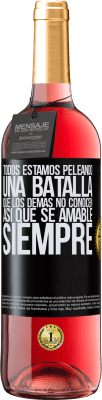 29,95 € Envío gratis | Vino Rosado Edición ROSÉ Todos estamos peleando una batalla que los demás no conocen. Así que se amable, siempre Etiqueta Negra. Etiqueta personalizable Vino joven Cosecha 2024 Tempranillo