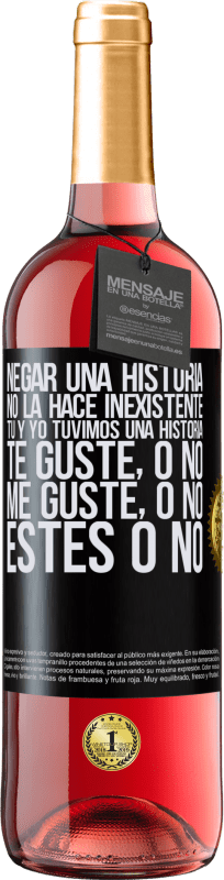 29,95 € Envío gratis | Vino Rosado Edición ROSÉ Negar una historia no la hace inexistente. Tú y yo tuvimos una historia. Te guste, o no. Me guste, o no. Estés o no Etiqueta Negra. Etiqueta personalizable Vino joven Cosecha 2024 Tempranillo