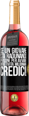 29,95 € Spedizione Gratuita | Vino rosato Edizione ROSÉ Se un giovane sta radunando persone per avviare un'attività milionaria, credici! Etichetta Nera. Etichetta personalizzabile Vino giovane Raccogliere 2024 Tempranillo