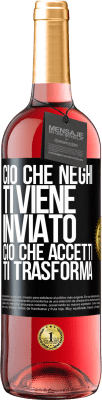 29,95 € Spedizione Gratuita | Vino rosato Edizione ROSÉ Ciò che neghi ti viene inviato. Ciò che accetti ti trasforma Etichetta Nera. Etichetta personalizzabile Vino giovane Raccogliere 2024 Tempranillo