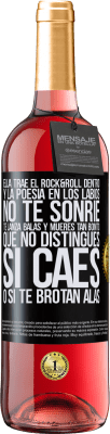 29,95 € Envío gratis | Vino Rosado Edición ROSÉ Ella trae el Rock&Roll dentro y la poesía en los labios. No te sonríe, te lanza balas, y mueres tan bonito, que no Etiqueta Negra. Etiqueta personalizable Vino joven Cosecha 2024 Tempranillo