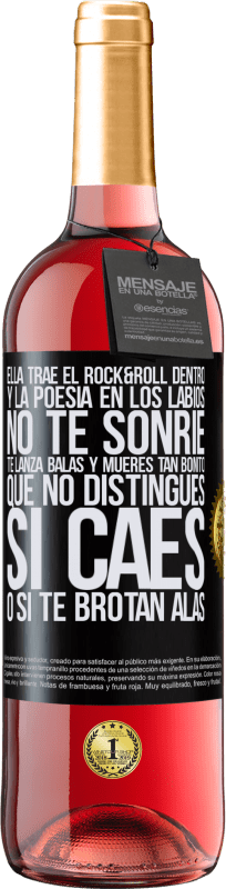 29,95 € Envío gratis | Vino Rosado Edición ROSÉ Ella trae el Rock&Roll dentro y la poesía en los labios. No te sonríe, te lanza balas, y mueres tan bonito, que no Etiqueta Negra. Etiqueta personalizable Vino joven Cosecha 2024 Tempranillo