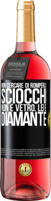 29,95 € Spedizione Gratuita | Vino rosato Edizione ROSÉ Non cercare di romperlo, sciocchi, non è vetro. Lei è diamante Etichetta Nera. Etichetta personalizzabile Vino giovane Raccogliere 2024 Tempranillo