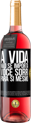 29,95 € Envio grátis | Vinho rosé Edição ROSÉ A vida não se importa, você sorri para si mesmo Etiqueta Preta. Etiqueta personalizável Vinho jovem Colheita 2024 Tempranillo