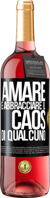 29,95 € Spedizione Gratuita | Vino rosato Edizione ROSÉ Amare è abbracciare il caos di qualcuno Etichetta Nera. Etichetta personalizzabile Vino giovane Raccogliere 2023 Tempranillo