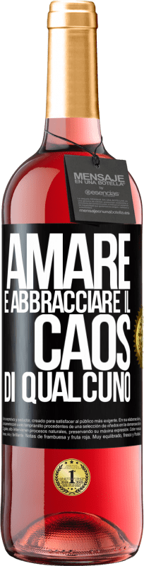 29,95 € Spedizione Gratuita | Vino rosato Edizione ROSÉ Amare è abbracciare il caos di qualcuno Etichetta Nera. Etichetta personalizzabile Vino giovane Raccogliere 2024 Tempranillo