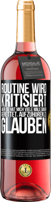 29,95 € Kostenloser Versand | Roséwein ROSÉ Ausgabe Routine wird kritisiert, aber sie hat mich viele Male davor gerettet, aufzuhören zu glauben Schwarzes Etikett. Anpassbares Etikett Junger Wein Ernte 2024 Tempranillo