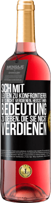 29,95 € Kostenloser Versand | Roséwein ROSÉ Ausgabe Sich mit Leuten zu konfrontieren, die es nicht verdienen, heißt ihnen Bedeutung zu geben, die sie nicht verdienen Schwarzes Etikett. Anpassbares Etikett Junger Wein Ernte 2025 Tempranillo