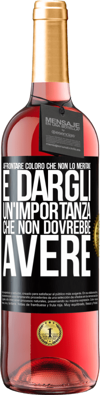 29,95 € Spedizione Gratuita | Vino rosato Edizione ROSÉ Affrontare coloro che non lo meritano è dargli un'importanza che non dovrebbe avere Etichetta Nera. Etichetta personalizzabile Vino giovane Raccogliere 2024 Tempranillo