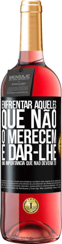 29,95 € Envio grátis | Vinho rosé Edição ROSÉ Enfrentar aqueles que não o merecem é dar-lhe uma importância que não deveria ter Etiqueta Preta. Etiqueta personalizável Vinho jovem Colheita 2024 Tempranillo