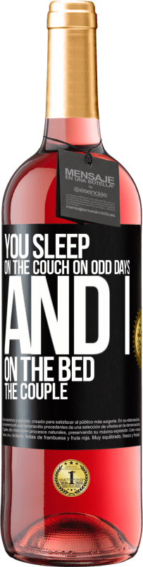 29,95 € Free Shipping | Rosé Wine ROSÉ Edition You sleep on the couch on odd days and I on the bed the couple Black Label. Customizable label Young wine Harvest 2023 Tempranillo