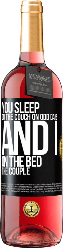 29,95 € Free Shipping | Rosé Wine ROSÉ Edition You sleep on the couch on odd days and I on the bed the couple Black Label. Customizable label Young wine Harvest 2024 Tempranillo